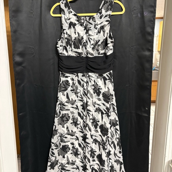 Connected Apparel Black and White Floral Midi Dress - Picture 4 of 5